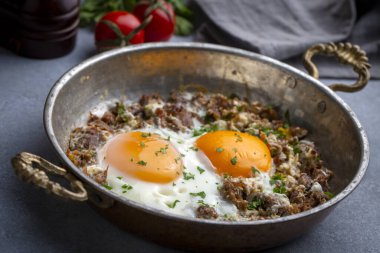 From traditional Turkish cuisine; fried eggs with meat. Turkish name; kavurmali yumurta