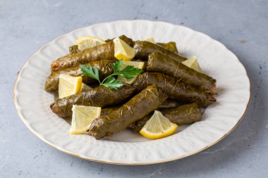 Geleneksel lezzetli Türk yemekleri; Dolma yaprak (Yaprak sarmasi)