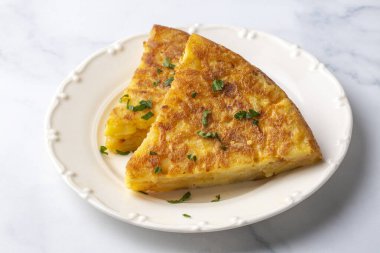 Patatesli İspanyol omleti, gri beton zeminde tipik İspanyol mutfağı. Tortilla Espanola. Türkçe adı: Yumurtali patatesi