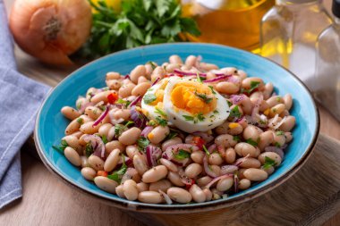 Türk yemekleri; kurutulmuş fasulye salatası (Türkçe adı; piyaz)