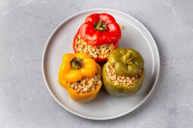Doldurulmuş biber, renkli dolmalık biberden yapılmış. Bulgur ve etle doldurulmuş lezzetli bir biber..