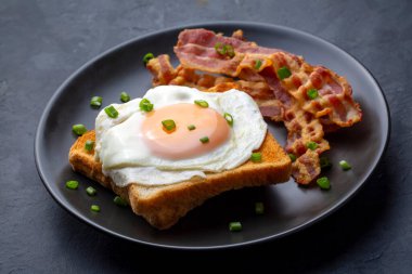 Pastırmalı sahanda yumurta. İngiliz kahvaltısı olarak pastırma ve yumurta..