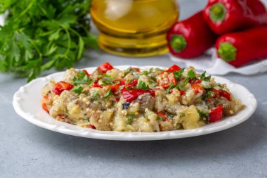 Türk usulü patlıcan aperatifi, patlıcan salatası, kızarmış patlıcan salatası, Türk adı; Patlican salatası, babaganus
