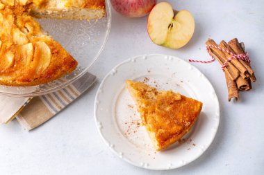 Karamelli elmalı pasta lezzetli bir tatlıdır. Türkçe adı; elmali keki