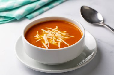 Lezzetli görünen domates çorbası. Türkçe adı: Domates corbasi