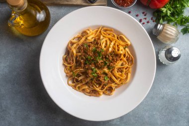 Domates soslu kıymalı spagetti, erişteli makarna. Türk makarnası. Türkçe adı: Eriste makarna