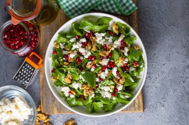 Ceviz ve nar ile servis edilen peynirli Arugula salatası. Türkçe adı: Roka salatasi
