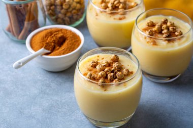 Boza veya Bosa, geleneksel Türk içkisi ve kızarmış nohut.