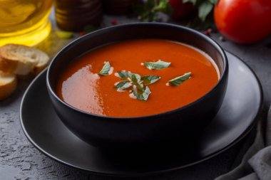Lezzetli görünen domates çorbası. Türkçe adı: Domates corbasi