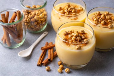 Boza veya Bosa, geleneksel Türk içkisi ve kızarmış nohut.