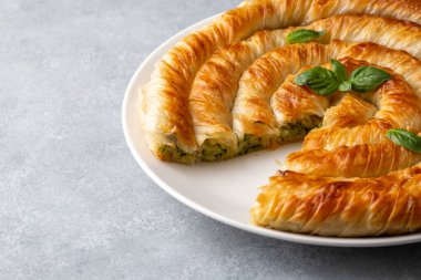 Spanakopita, ıspanaklı ve peynirli Yunan usulü börek. Lezzetli el yapımı turtalar. Türkçe adı: el acmasi borek, rulo borek