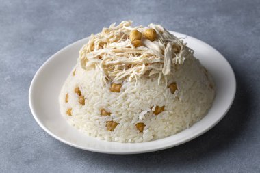 Geleneksel lezzetli Türk yemekleri; Nohutlu pilav ve tavuklu pilav (Türkçe adı: Tavuklu nohutlu pilav))