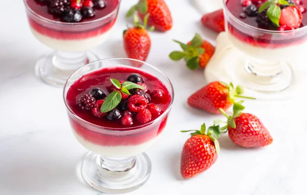 tatlı panna cotta taze böğürtlenli