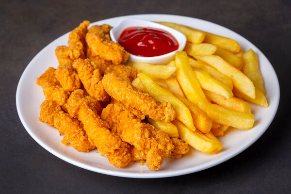 Домашний хрустящий цыпленок и картофель фри
