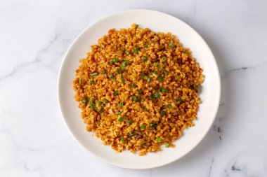 Tabakta domates sosu bulunan geleneksel Türk bulgur pilavı (Türkçe adı; meyhane pilavi))