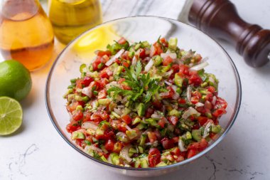 Türk çoban salatası, salatalık, domates, kırmızı soğan, biber, maydanoz (Türkçe adı; kasik salata veya hindistan salatası) )