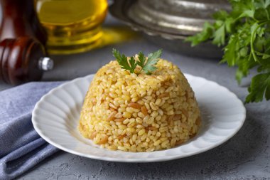 Geleneksel lezzetli Türk yemekleri, vermicelli bulgur pilavı (Türkçe adı; arpa sehriyeli bulgur pilavi)
