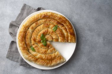 Türk Tepsi Boregi, Yuvarlak Borek, Tepsi hamur işi (Türkçe adı; rulo borek - ispanakli borek)