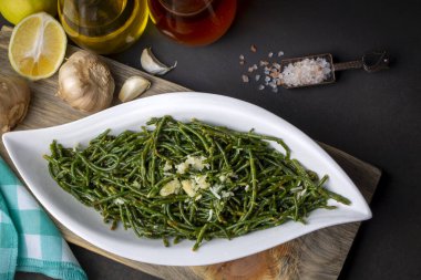 Fasulye ve yeşil meze masada. Türk ismi; Deniz borulcesi mezesi