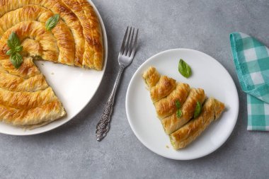 Türk Tepsi Boregi, Yuvarlak Borek, Tepsi hamur işi (Türkçe adı; rulo borek - ispanakli borek)