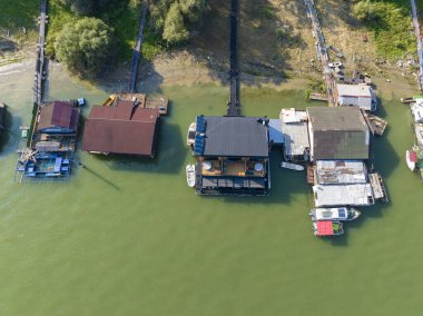 Yaz zamanı tekne evleri, nehir ve teknelerin insansız hava aracı görüntüsü. Sava Nehri - Belgrad - Sırbistan