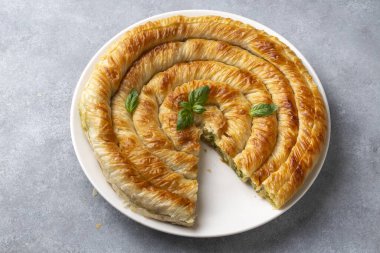 Türk Tepsi Boregi, Yuvarlak Borek, Tepsi hamur işi (Türkçe adı; rulo borek - ispanakli borek)