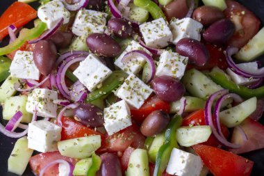 Taze sebze, beyaz peynir ve kalamata zeytin ile Yunan salatası. Sağlıklı gıda.