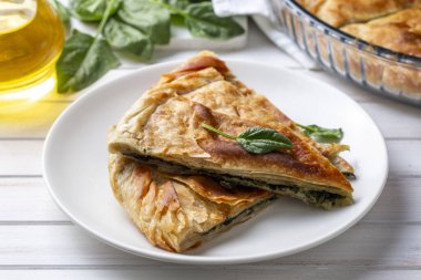 Spanakopita, ıspanaklı ve peynirli Yunan usulü börek. Lezzetli el yapımı turtalar. Türkçe adı; el acmasi borek