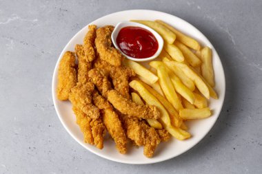 Ev yapımı çıtır tavuk ve patates kızartması.
