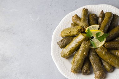 Geleneksel lezzetli Türk yemekleri; Dolma yaprak (Yaprak sarmasi)