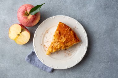 Karamelli elmalı pasta lezzetli bir tatlıdır. Türkçe adı; elmali keki