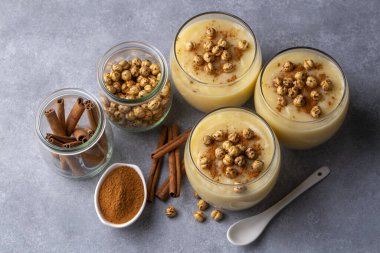 Boza veya Bosa, geleneksel Türk içkisi ve kızarmış nohut.