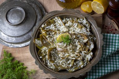 Doldurulmuş taze enginar, en iyi Türk yemeği. Türkçe adı: Zeytinyagli Mühendis Dolmasi