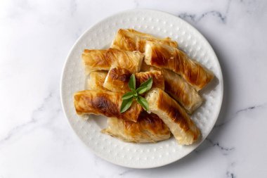 Spanakopita, ıspanaklı ve peynirli Yunan usulü börek. Lezzetli el yapımı turtalar. Türkçe adı: el acmasi borek, rulo borek