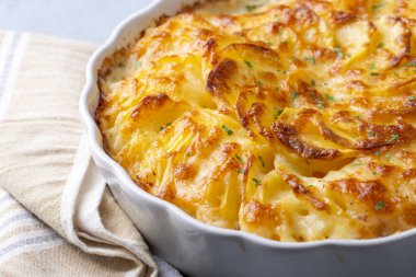 Patates graten (kremalı ve peynirli fırında patates) biberiye ve çatallı (Türk adı Kremali patatesi;)