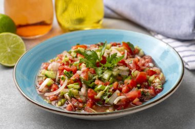 Türk çoban salatası, salatalık, domates, kırmızı soğan, biber, maydanoz (Türkçe adı; kasik salata veya hindistan salatası) )