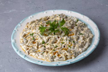 Geleneksel Türk mutfağı; aperatif, patlıcan ve yoğurttan yapılmış salata. yerel isim; Mutebbel