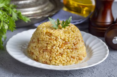 Geleneksel lezzetli Türk yemekleri, vermicelli bulgur pilavı (Türkçe adı; arpa sehriyeli bulgur pilavi)
