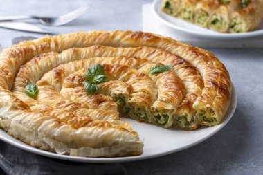 Spanakopita, ıspanaklı ve peynirli Yunan usulü börek. Lezzetli el yapımı turtalar. Türkçe adı: el acmasi borek, rulo borek