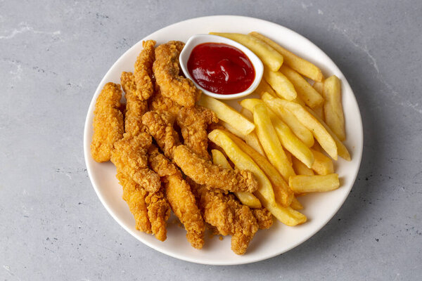 Домашний хрустящий цыпленок и картофель фри