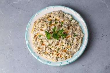 Geleneksel Türk mutfağı; aperatif, patlıcan ve yoğurttan yapılmış salata. yerel isim; Mutebbel