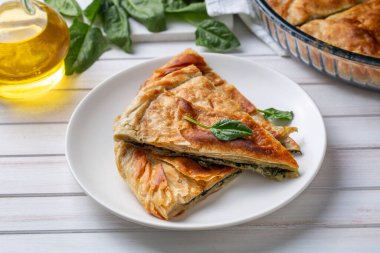 Spanakopita, ıspanaklı ve peynirli Yunan usulü börek. Lezzetli el yapımı turtalar. Türkçe adı; el acmasi borek