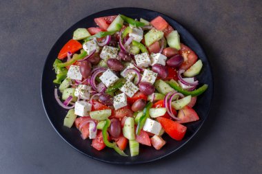 Taze sebze, beyaz peynir ve kalamata zeytin ile Yunan salatası. Sağlıklı gıda.