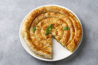 Spanakopita, ıspanaklı ve peynirli Yunan usulü börek. Lezzetli el yapımı turtalar. Türkçe adı: el acmasi borek, rulo borek