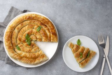 Spanakopita, ıspanaklı ve peynirli Yunan usulü börek. Lezzetli el yapımı turtalar. Türkçe adı: el acmasi borek, rulo borek