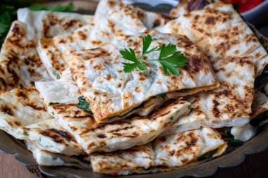 Peynirli ve otlu Türk gözlemesi. Aperatif Türk pastası. Peynir, ıspanak, patates gibi çeşitleri var.