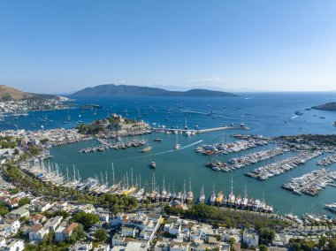Bodrum 'un Türk Rivierası' ndaki hava manzarası. Aziz Peter Kalesi, Bodrum Kalesi ve marina manzarası