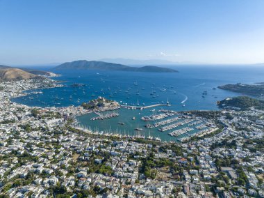 Bodrum 'un Türk Rivierası' ndaki hava manzarası. Aziz Peter Kalesi, Bodrum Kalesi ve marina manzarası