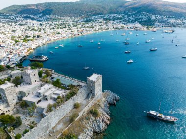 Bodrum 'un Türk Rivierası' ndaki hava manzarası. Aziz Peter Kalesi, Bodrum Kalesi ve marina manzarası