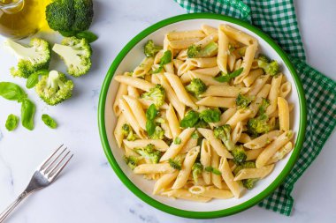 Ev yapımı brokoli ve peynirli kremalı makarna. Türk ismi; brokolili makarna